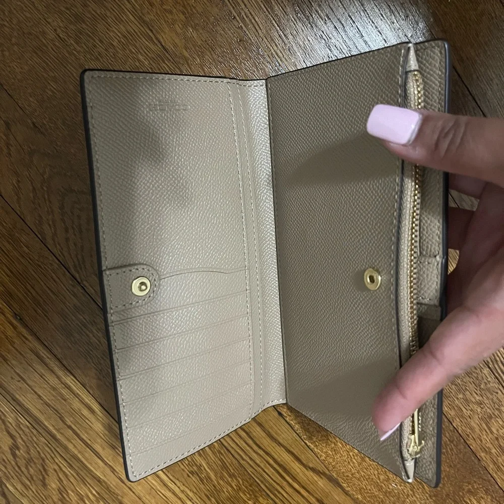 Coach: Ivory Snap Wallet☁️ - Picture 6 of 7